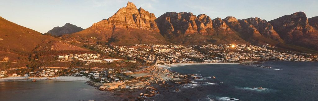 Montagnes de Cape Town vu de la mer