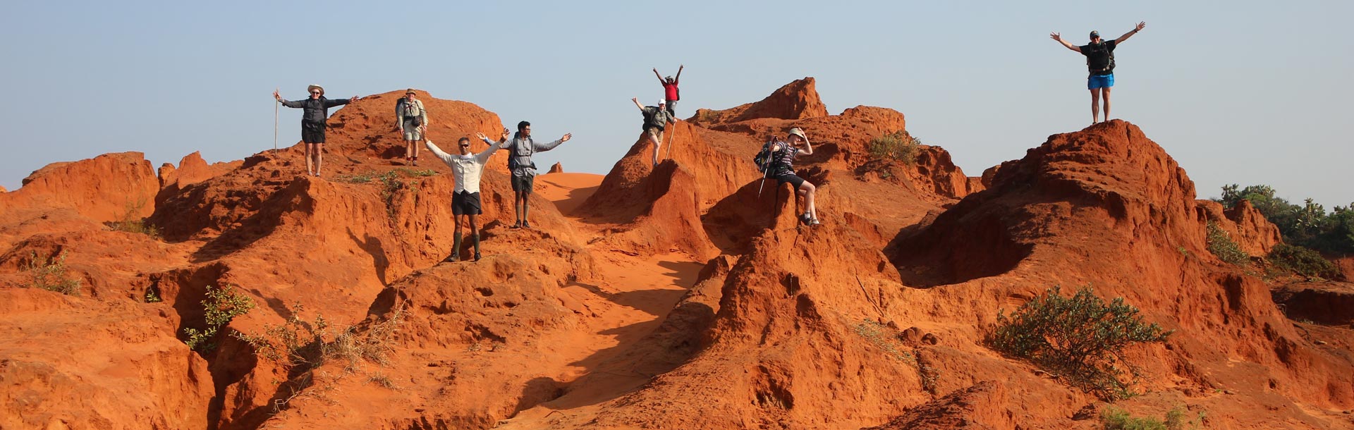 Groupe de personne dans le désert