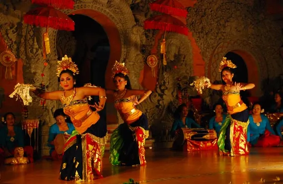 Spectacle de danseuses en costume traditionnel coloré