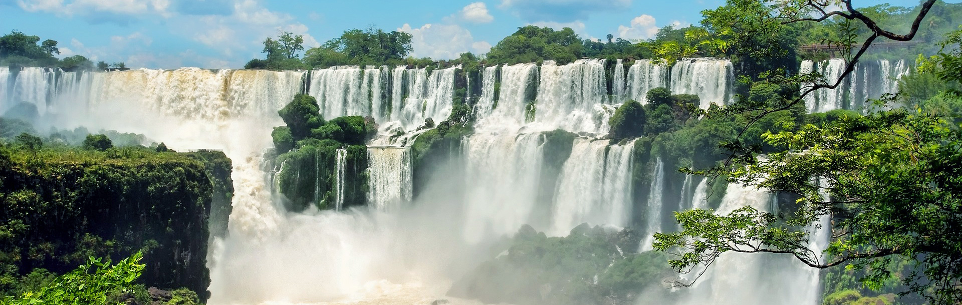 cascades entourées de végétation, Parc National d'Iguazu, Argentine