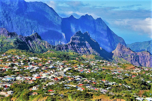 vue sur les reliefs de Ciloas et village coloré sur l'ïle de la Réunion