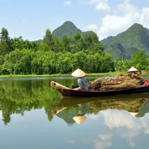 Paysans en jonque sur le fleuve Mékong au Vietnam