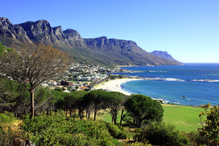 Vue sur la ville de Camps Bay face à l'océan en Afrique du Sud