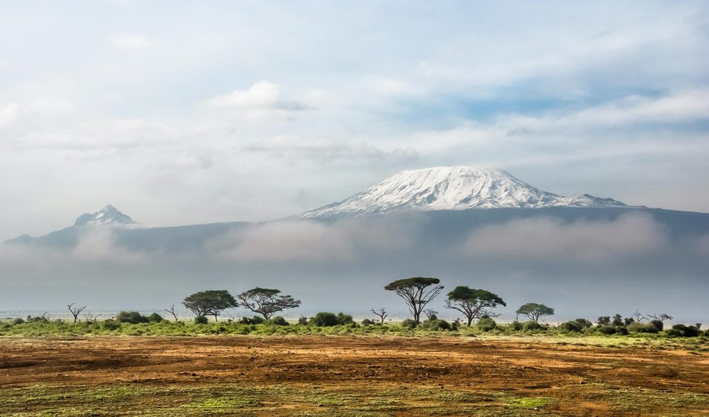 Vue du Parc national Amboseli avec sa montagne