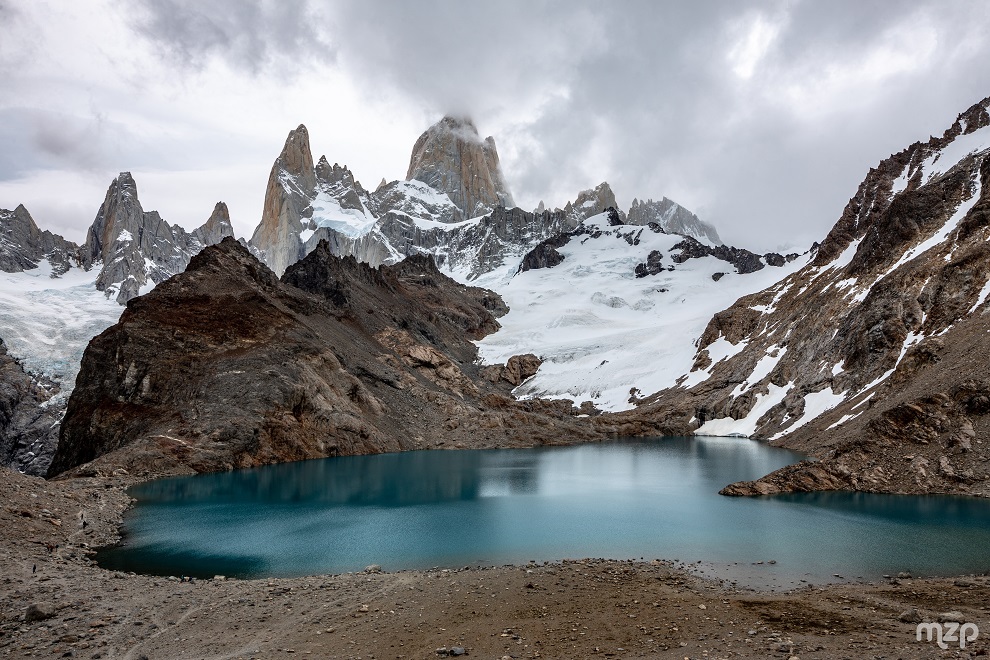Vue du lac dans les montagnes de Patagonie