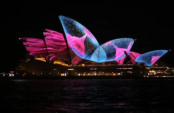 Opéra de Sydney de nuit avec illuminations roses et bleues