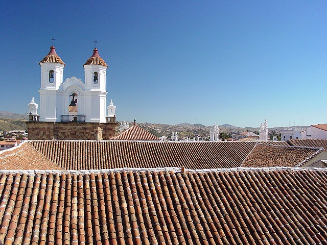 Cathédrale vue des toits de la ville de Sucre