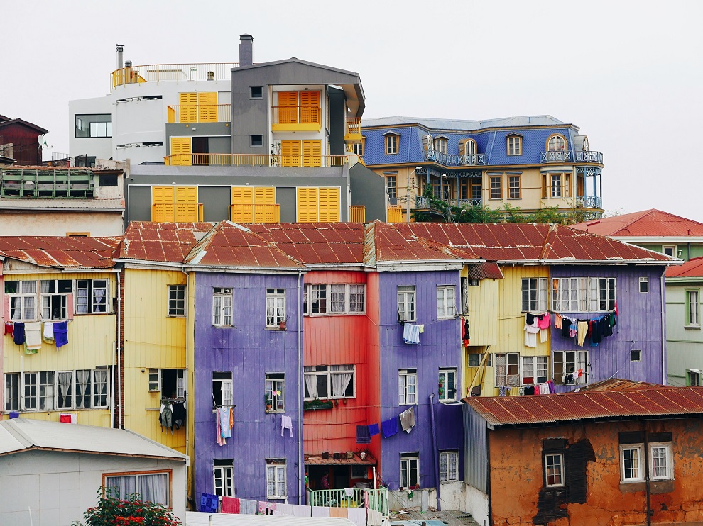 Vue sur les habitations de la ville de Valparaiso au Chili