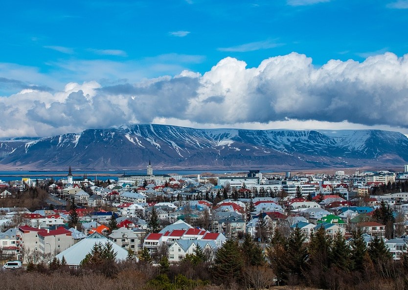 Ville de Reykjavik devant les montagnes sous les nuages en Islande