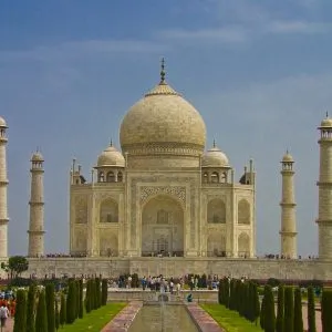 Le palais Taj Mahal et ses jardins à Agra en Inde du nord