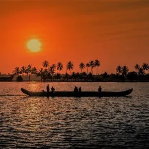 Barque au coucher de soleil sur les Backwaters au Kérala en Inde du sud