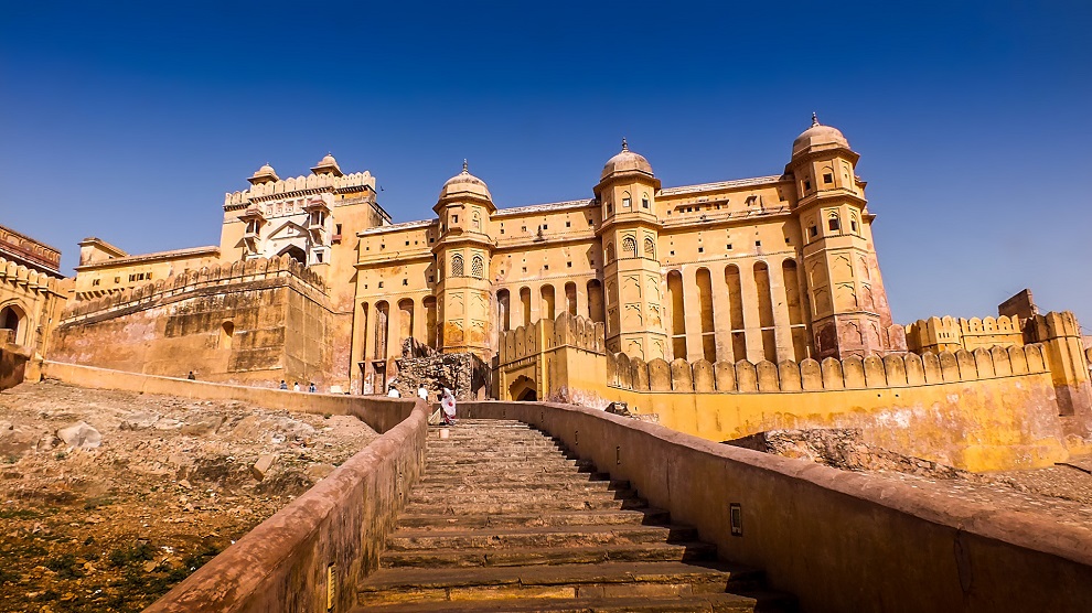 Escaliers menant au fort d'Amber à Jaipur au Rajasthan en Inde du nord