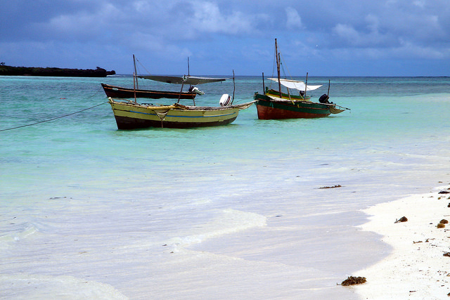 barques en bois sur des eaux turquoise depuis une plage, Madagascar