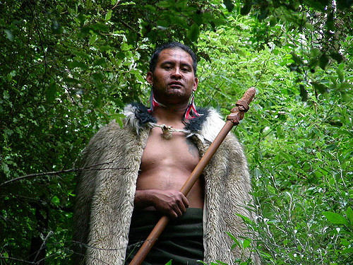 Maori en habits traditionnels