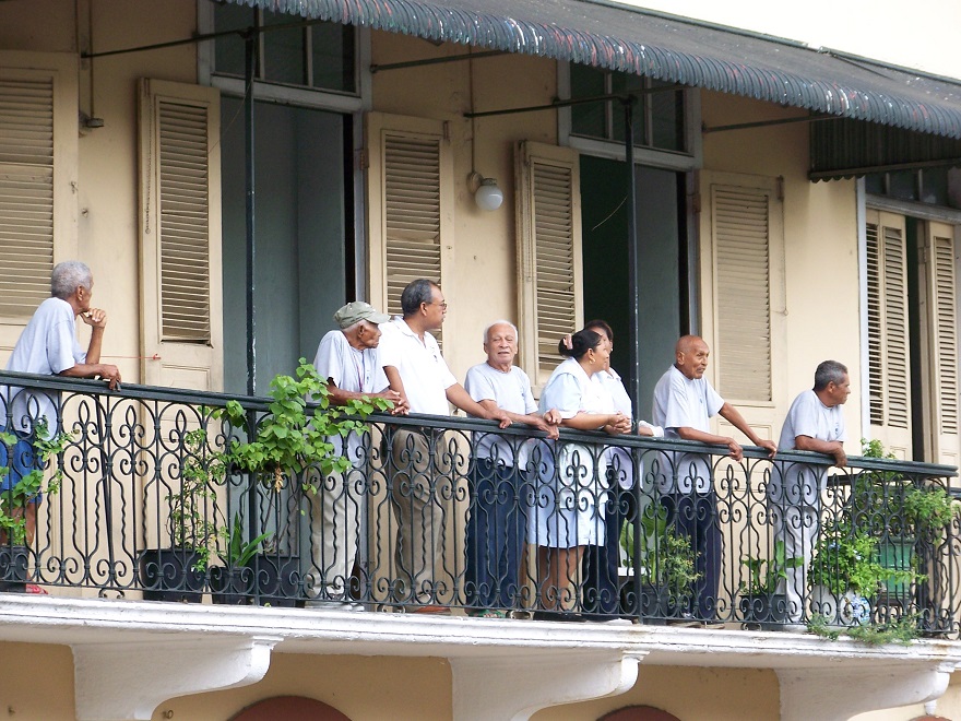 Panaméens au balcon en centre ville au Panama