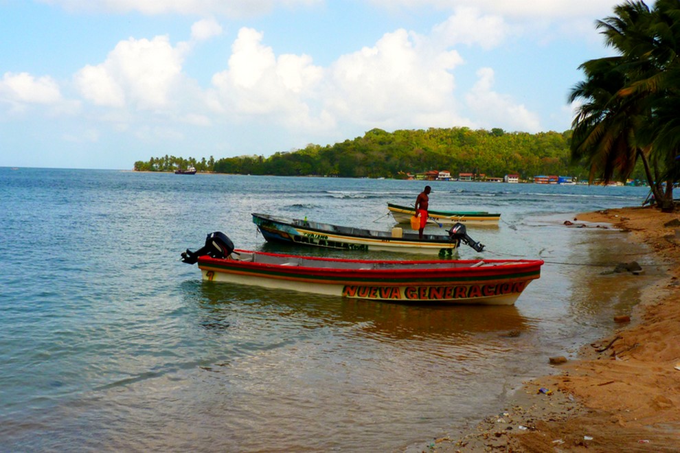 Bateaux en bord de plage à Portobelo au Panama