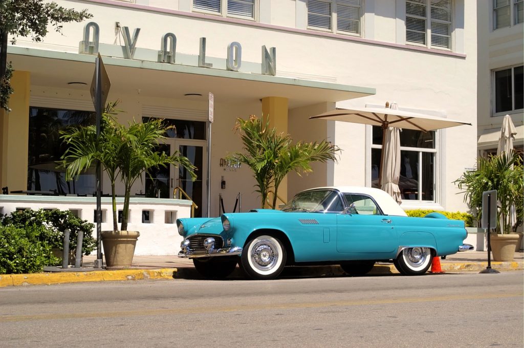 Voiture ancienne bleue à Miami