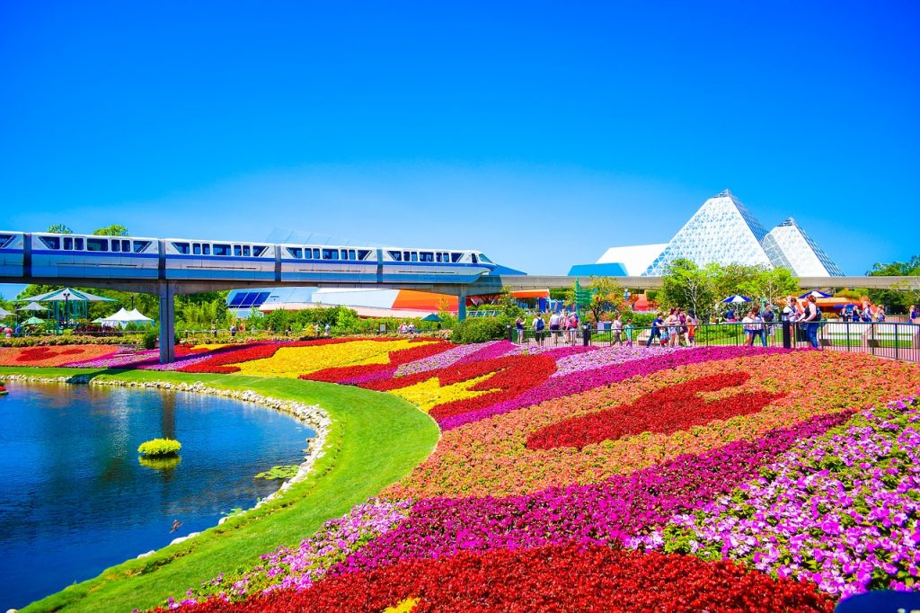Parc fleuri avec train à Orlando