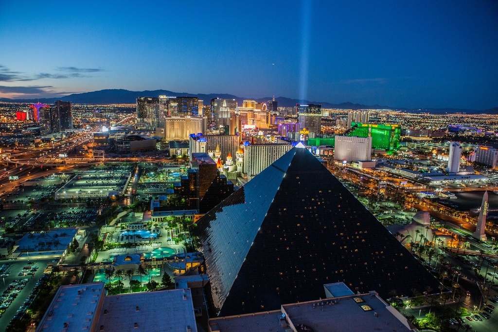 Vue sur la pyramide de Las Vegas, la nuit