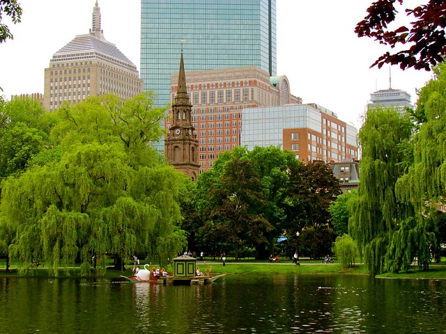 Parc de Boston devant église et buildings aux USA
