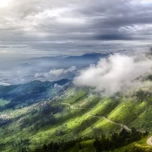 Montagne dans les nuages à Hanoï au Vietnam