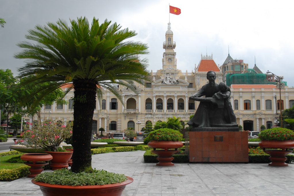Statue d'Ho Chi Minh face à l'hôtel de ville de Saïgon au Vietnam