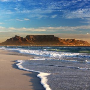 Vue sur la montagne de la Table depuis une plage au Cap en Afrique du Sud