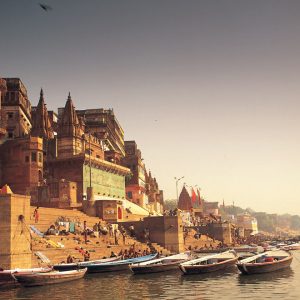 Bateaux sur les bords du Gange à Varanasi en Inde du nord