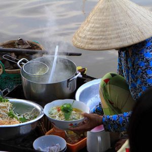 Cuisine traditionnelle sur les bords de fleuve au Vietnam