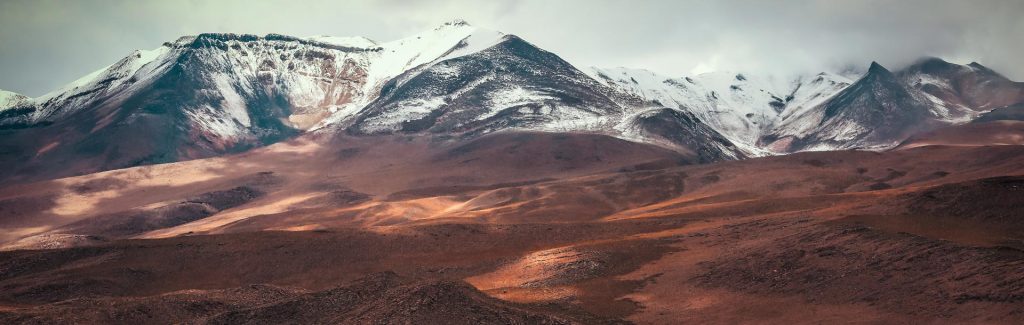 Plaines bordés de montages enneigées, Bolivie
