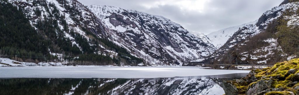 Montagnes et lac gelé de Norvège