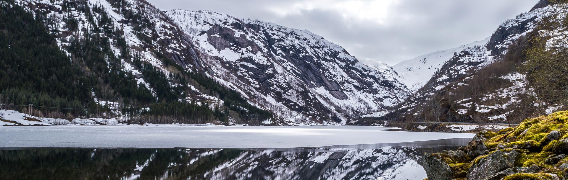 Montagnes et lac gelé de Norvège