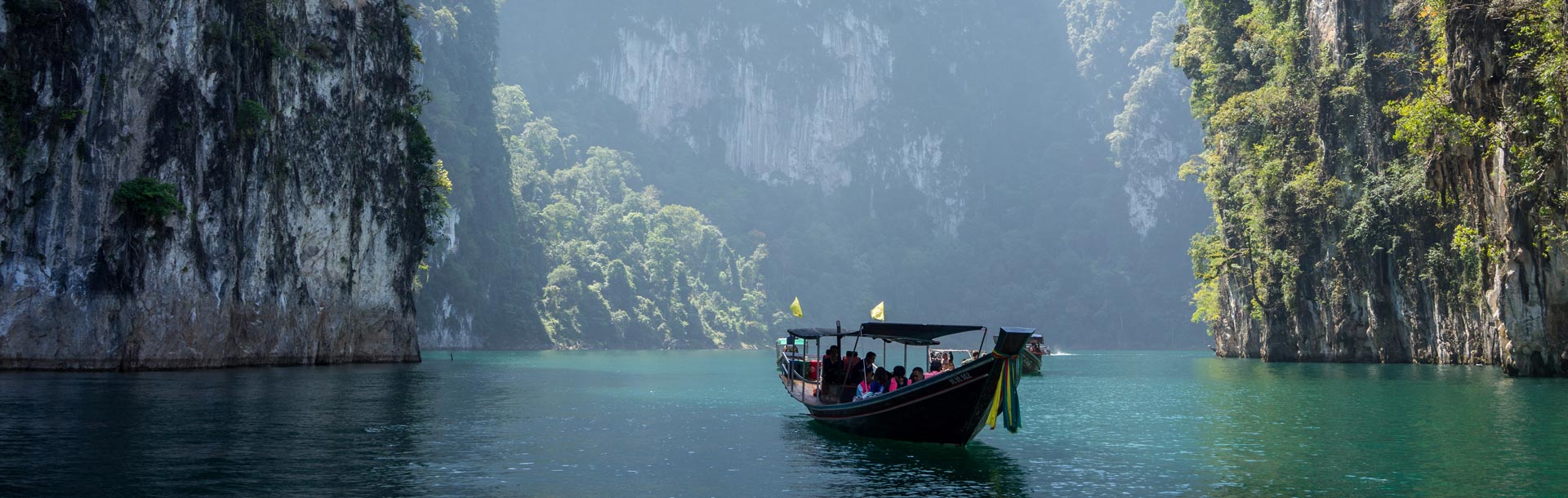 Bateau entre les falaises de Khlong-sok