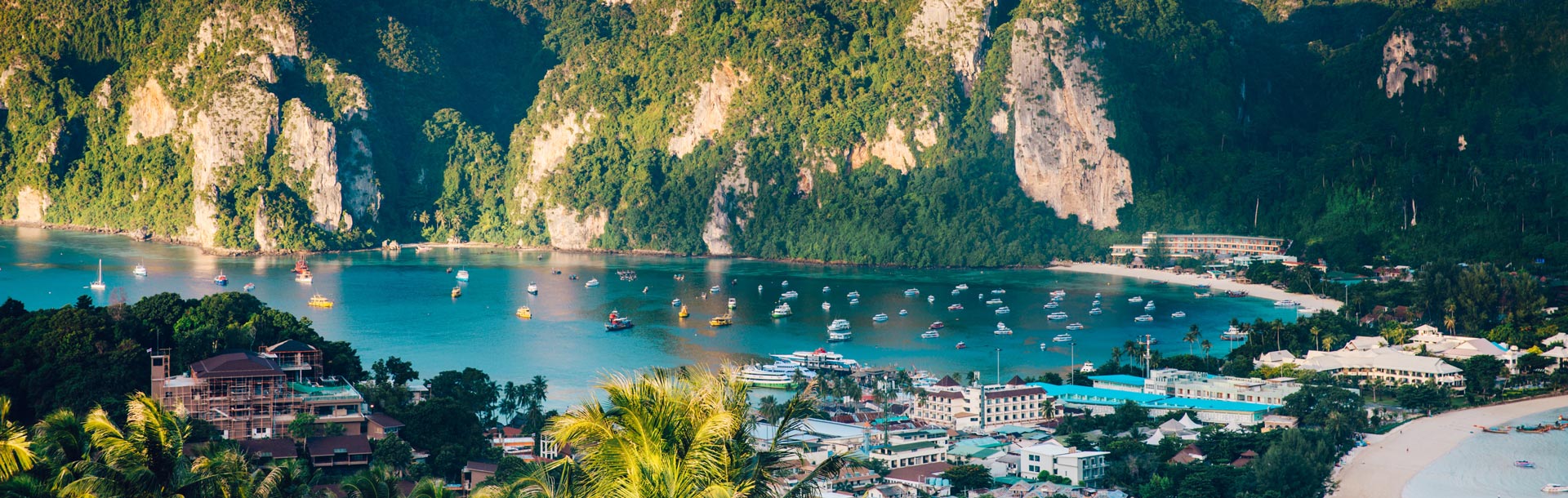 Baie de Koh Phi Phi, habitations et bateaux en Thailande
