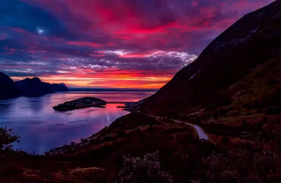 Fjord au coucher de soleil en Norvege