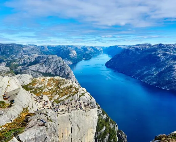 Fjord aux eaux bleu marine en Norvège