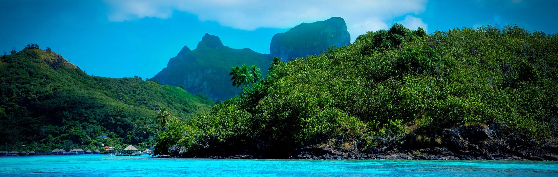 Océan bordé de montagnes à Bora Bora en Polynésie
