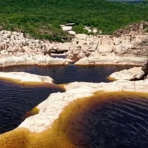 Bassins et roches dans le parc national de la Chiapada Diamantina au Brésil