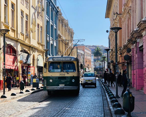 Trolley bus dans une rue pavée de Valparaiso au Chili