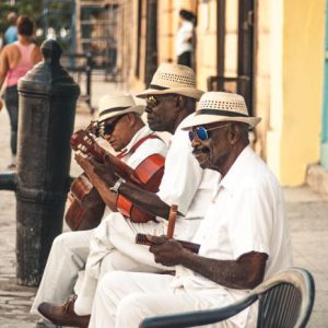 Musiciens habillés en blanc jouant de la musique dans une rue de la Havane à Cuba