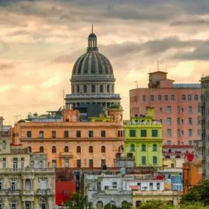 Batiments colorés et coupole à la Havane à Cuba