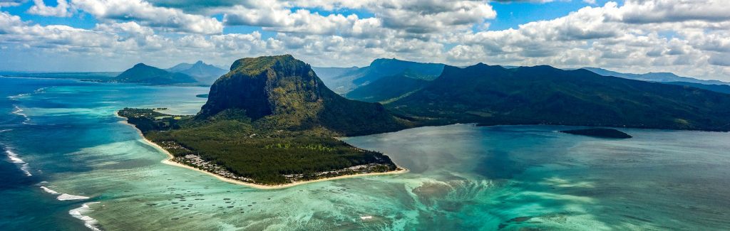 panorama montagne eaux turquoises, Le Morne, Ile Maurice