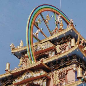 Temple bouddhiste coloré décoré de statues à Karnata en Inde du sud