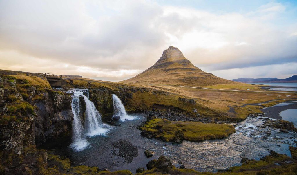 reliefs et cascades dans des couleurs d'automne aux chutes de Kirkjufellsfoss, en Islande