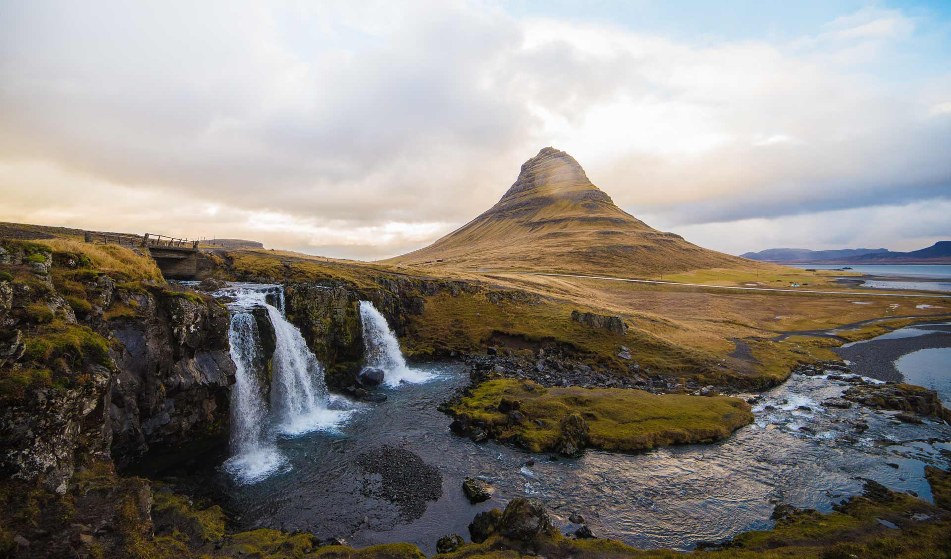 reliefs et cascades dans des couleurs d'automne aux chutes de Kirkjufellsfoss, en Islande