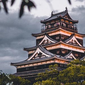 Temple gris et orange entouré d'arbres au Japon