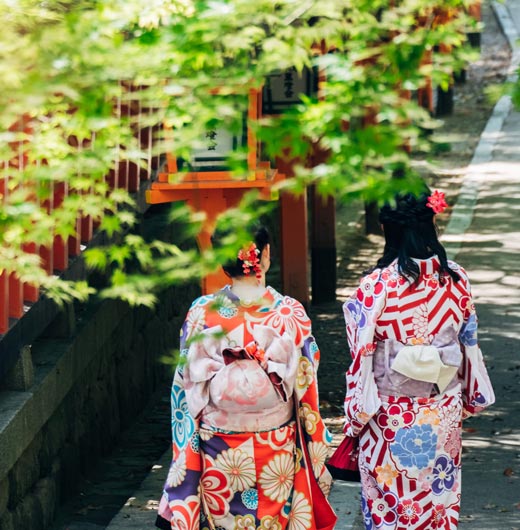 Deux femmes en kimonos colorés se promenant dans la rue