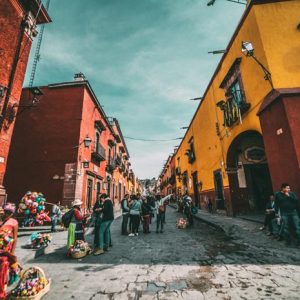 Marchands de rue et batiments colorés au Mexique