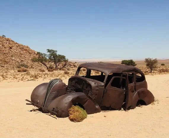 Carcasse de voiture dans le désert en Namibie