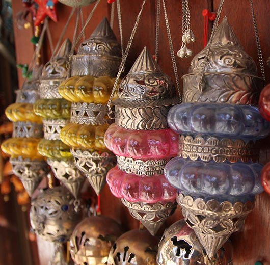 Lampes en argenterie dans un souk à Oman